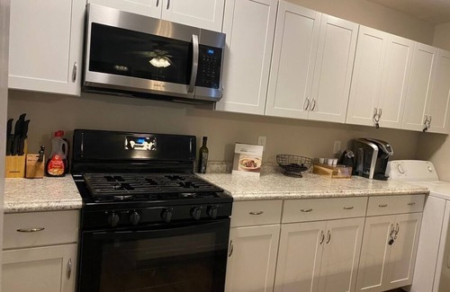 Highland Springs House | The Enclave Art Studio - Free parking 8 mins from airport