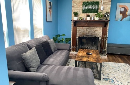 Highland Springs House | The Enclave Art Studio - Free parking 8 mins from airport