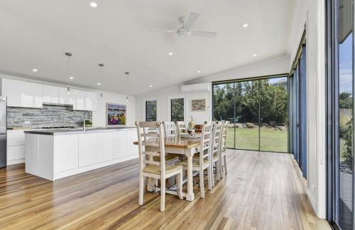 Calare House | The Entertainer - 5 Bed 5 Bath, 3 Storey Retreat