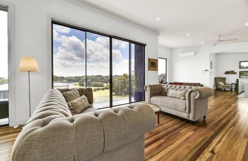 Calare House | The Entertainer - 5 Bed 5 Bath, 3 Storey Retreat