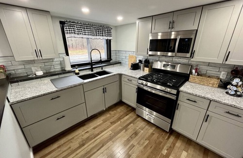 Stephentown House | The entire Stephentown Hotel! 28 person occupancy