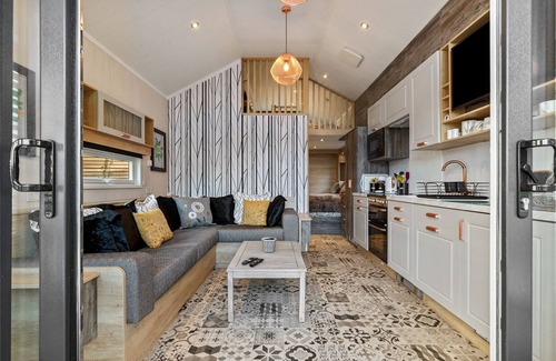 Wiseman's Bridge Ski Chalet | The Escape - Luxury Pod, Close to the beach