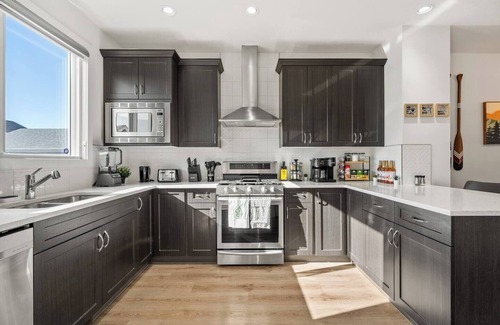 Calgary House | “The Escape” - Near Airport | King Bed | Garage