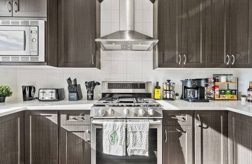 Calgary House | “The Escape” - Near Airport | King Bed | Garage