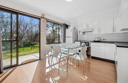 Jindabyne Apartment | The Essentials - Centrally located cozy Jindabyne retreat