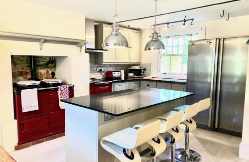 Cowbeech Villa | The Estate - 11 Bed - Sleeps 22 - Private Garden