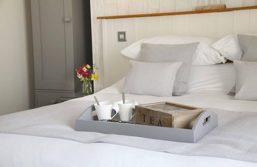 Llanrhidian Higher Bed & Breakfast | The Estuary Bar and Rooms