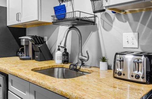 West Philadelphia Apartment | The Executive - Philly Zoo - Queen Suite - Parking