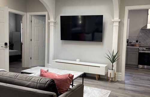 Downtown Niagara Falls Apartment | The Falls House - Unique Modern 4 bedrooms/Loft