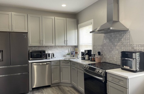 Downtown Niagara Falls Apartment | The Falls House - Unique Modern 4 bedrooms/Loft