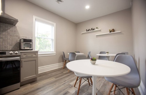 Downtown Niagara Falls Apartment | The Falls House - Unique Modern 4 bedrooms/Loft