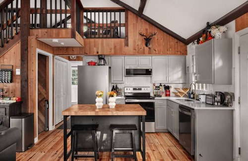 Front Royal Cabin | The Far View Retreat | Private Cabin w/Hot Tub, Screened Porch, Games, & More