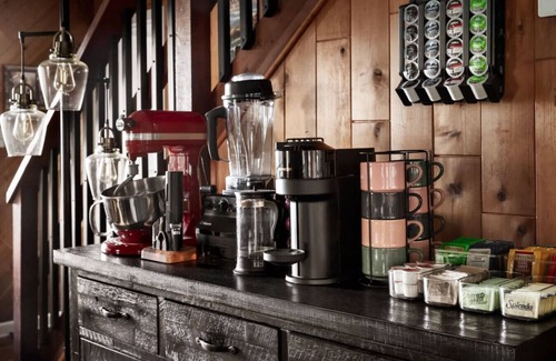 Front Royal Cabin | The Far View Retreat | Private Cabin w/Hot Tub, Screened Porch, Games, & More