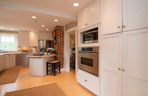 Mystic - New London House | The Farmhouse Downtown Mystic~Walk to Seaport, Shops and Restaurants