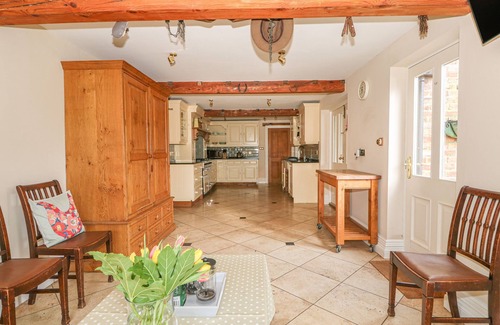 Burgh le Marsh Cottage | THE FARMHOUSE, pet friendly, with hot tub in Burgh Le Marsh