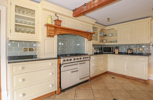 Burgh le Marsh Cottage | THE FARMHOUSE, pet friendly, with hot tub in Burgh Le Marsh