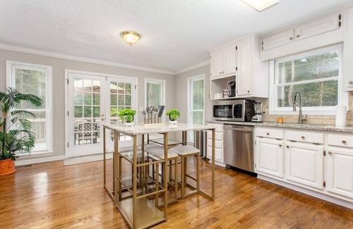 Fayetteville House | The Fayetteville Estate/Corporate Mon. Rental