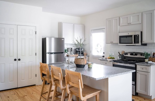 Brenham Cottage | The Fig Tree Cottage in Brenhamn20 min to Roundtopn5 min to Blinn and TownCenter