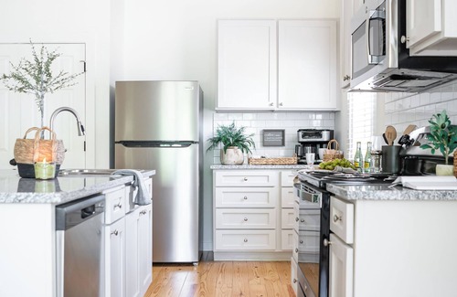 Brenham Cottage | The Fig Tree Cottage in Brenhamn20 min to Roundtopn5 min to Blinn and TownCenter