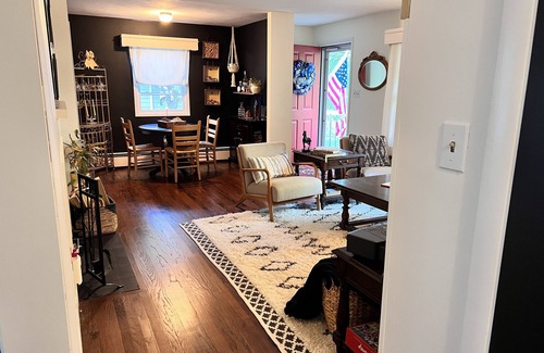 Cazenovia House | The “Finest” Cozy Lake Town Hideaway!