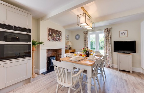 Great Plumstead House | The Firs - Four Bedroom House, Sleeps 8