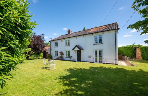 Great Plumstead House | The Firs - Four Bedroom House, Sleeps 8