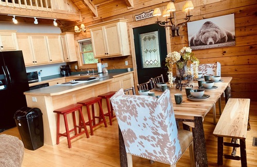 West Jefferson Cabin | The Flight Deck, Amazing Views, Sleeps 14, Firepit, Bunks, Game Room