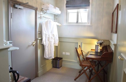 Sunbury on Thames Hotel | The Flower Pot