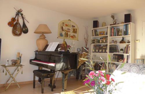 Malbosc House | The Flower- Townhouse with air conditioning and garden!