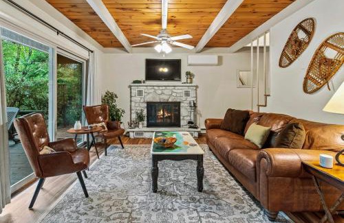 Pocono Pines House | The Four Seasonal by AvantStay Hot Tub Spacious Deck Fire Pit