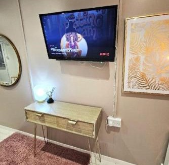 Belfast Apartment | The Fourwinds Cosy Cabin- 15mins to Belfast city