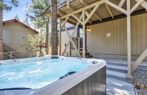 Whispering Forest House | The Fox Den Big Bear ~ Modern Mountain View Retreat w/Hot Tub