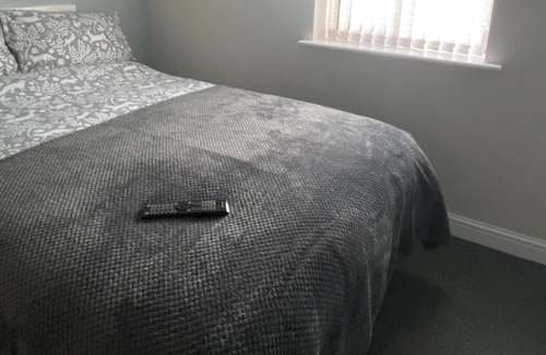 Saint Asaph Apartment | The Fox Den - Luxury 2 bedroom apartment with private shower room and hot tub