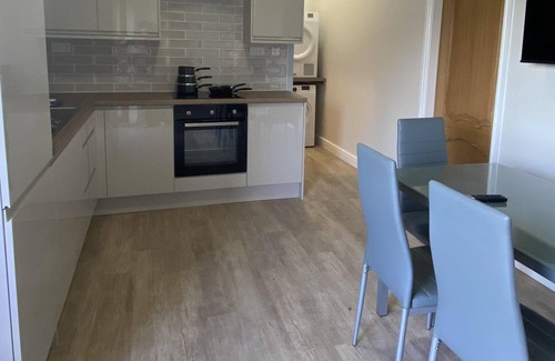 Saint Asaph Apartment | The Fox Den - Luxury 2 bedroom apartment with private shower room and hot tub
