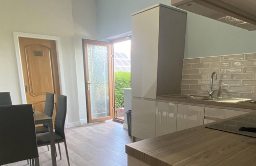 Saint Asaph Apartment | The Fox Den - Luxury 2 bedroom apartment with private shower room and hot tub