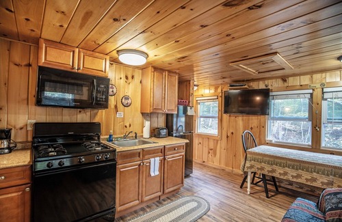 Lincoln Cabin | The Fox Hollow PARADISE GETAWAY at the PEMICABINS
