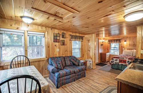 Lincoln Cabin | The Fox Hollow PARADISE GETAWAY at the PEMICABINS