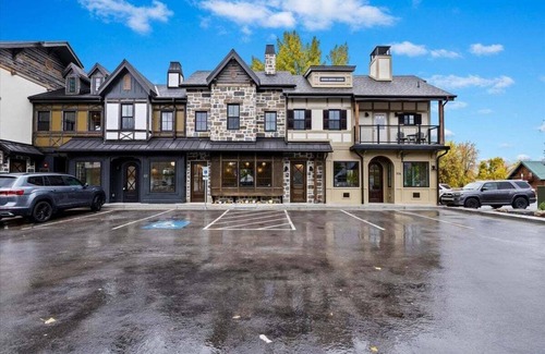 Midway Condo | The Fox Room - Newly Built Downtown Midway Loft