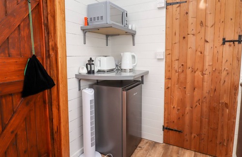 Mangotsfield Cottage | THE FREIGHT WAGON, pet friendly, with a garden in Winchcombe