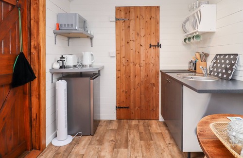 Mangotsfield Cottage | THE FREIGHT WAGON, pet friendly, with a garden in Winchcombe