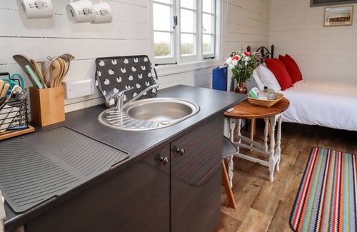 Mangotsfield Cottage | THE FREIGHT WAGON, pet friendly, with a garden in Winchcombe