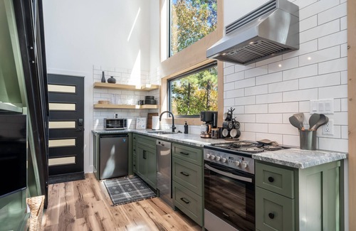 Hot Springs Cabin | The Grasshopper Treehouse, Hot Tub, Sleeps 6
