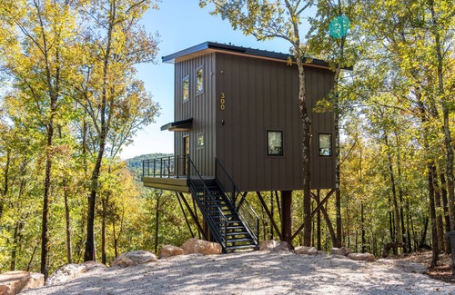 Hot Springs Cabin | The Grasshopper Treehouse, Hot Tub, Sleeps 6