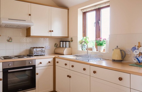 Witney House | The Gallery at King John's Barn - sleeps 4 guests in 2 bedrooms