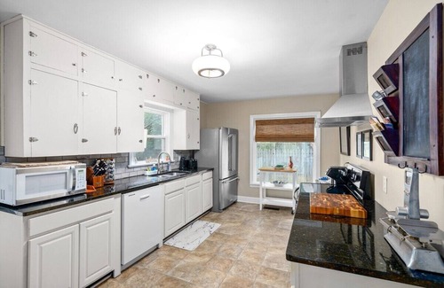 Clarksville House | The Gameroom on Madison | Large Home Accommodates 12 Guests (102 Madison Ter)