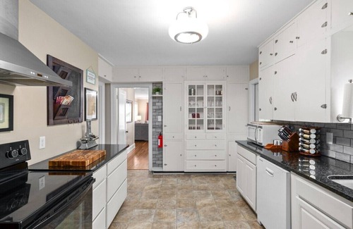 Clarksville House | The Gameroom on Madison | Large Home Accommodates 12 Guests (102 Madison Ter)