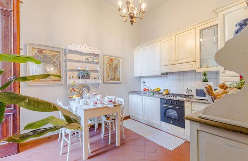 Lucca Historical Center Apartment | The Garden Along the Stream