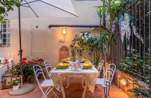Lucca Historical Center Apartment | The Garden Along the Stream