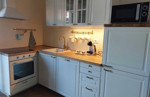 Prato Apartment | The Garden Apartment with Wi-Fi and air conditioning