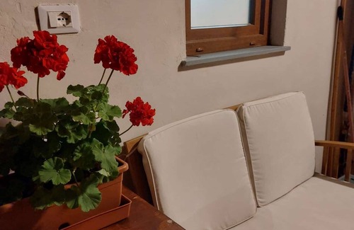 Prato Apartment | The Garden Apartment with Wi-Fi and air conditioning